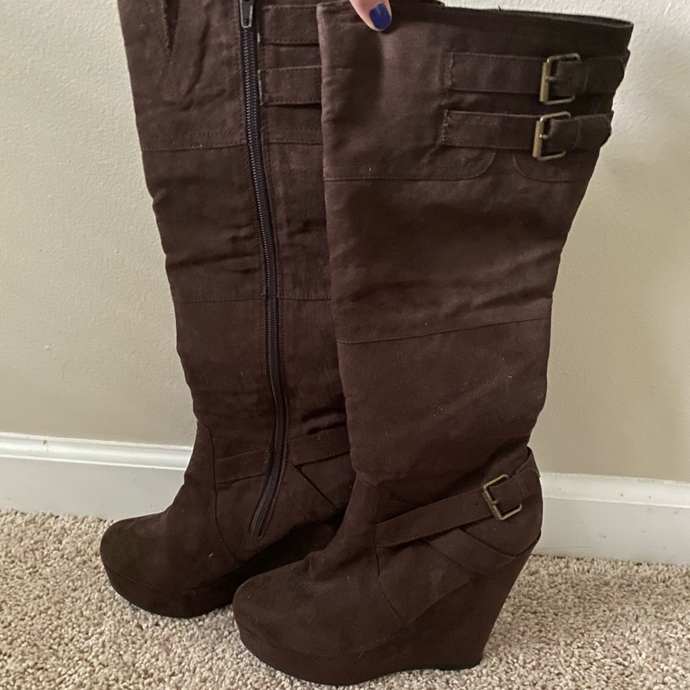 Brown suede heeled boot
